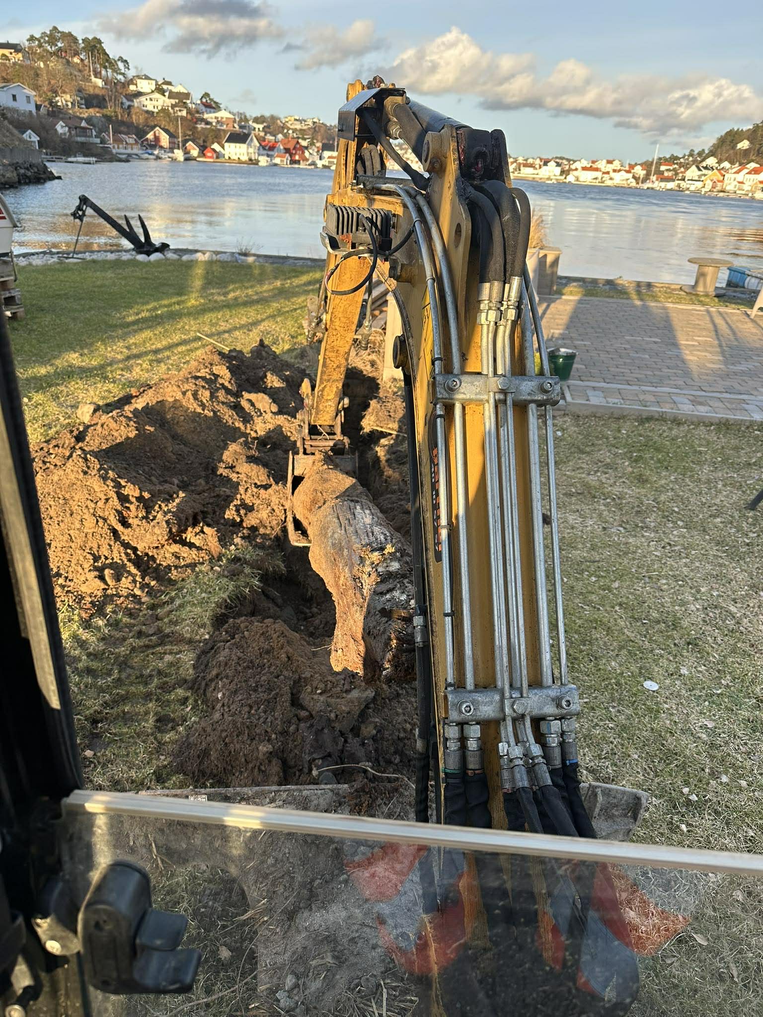 Graving ved sjøen